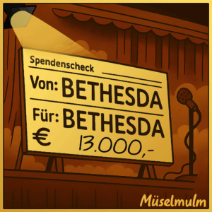 Karikatur eines Spendenschecks mit Aufschrift „Von: Bethesda – Für: Bethesda – 13.000 €“, ausgeleuchtet auf einer Bühne mit Mikrofon