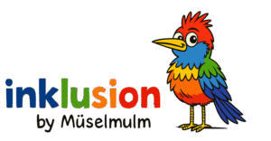 Logo ‚Inklusion by Müselmulm‘ – bunter Schriftzug mit gezeichnetem Vogel rechts, in Regenbogenfarben gefiedert, freundlich lächelnd