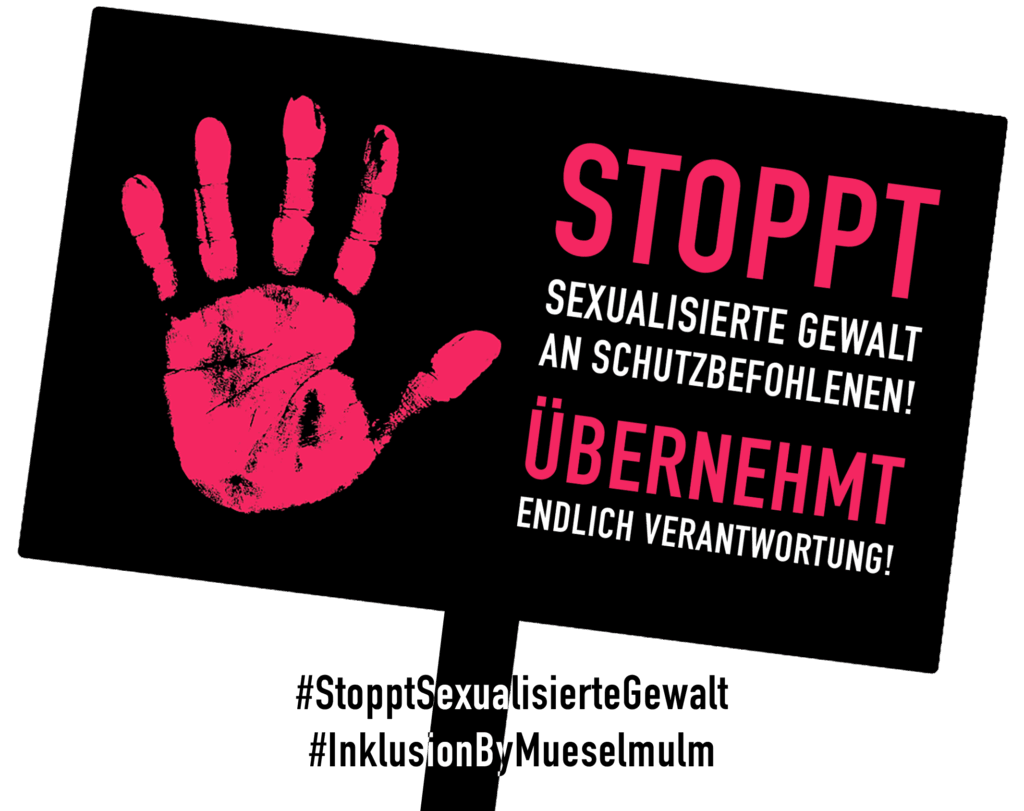 Schwarzes Protestplakat mit pinker Handabdruckgrafik und weiß-pinker Aufschrift: „Stoppt sexualisierte Gewalt an Schutzbefohlenen! Übernehmt endlich Verantwortung!“