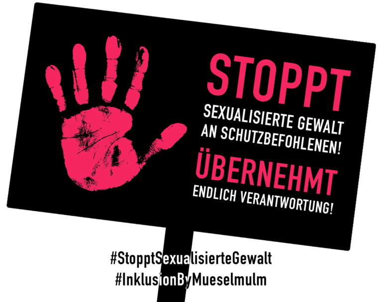 Schwarzes Protestplakat mit pinker Hand und Schrift „Stoppt sexualisierte Gewalt an Schutzbefohlenen – übernehmt endlich Verantwortung“ in Bezug auf die Rheinwerkstatt Boppard
