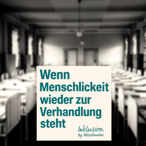 Schwarzweißfoto eines alten Schlafsaals mit leeren Betten, darüber der Schriftzug: ‚Wenn Menschlichkeit wieder zur Verhandlung steht – Inklusion by Müselmulm‘.